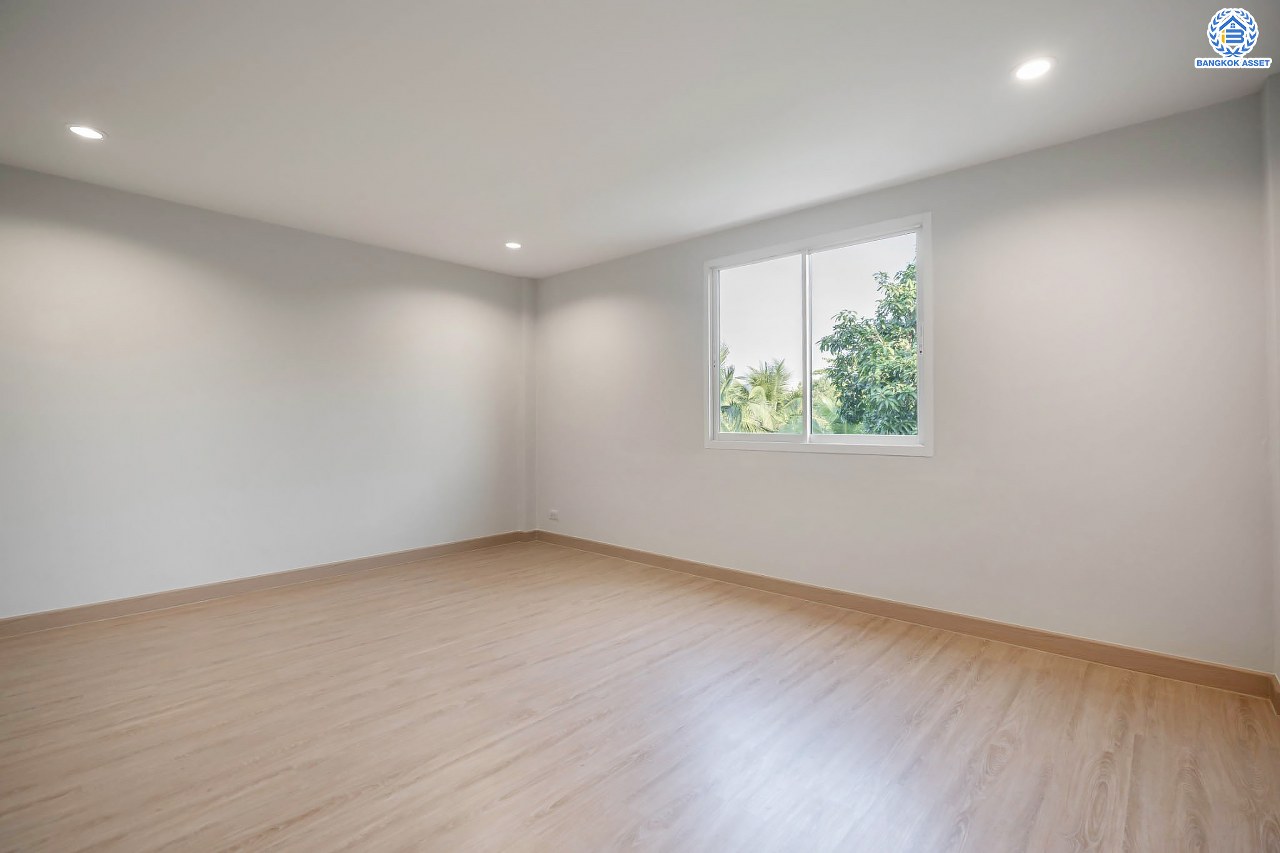 บ้านมือสองตกแต่งใหม่ 3 ชั้น ทำเลโซนเมือง โครงการ จริงใจวิลเลจ รัตนาธิเบศร์ (ซอยเรวดี) เนื้อที่ 23 ตร.ว. ฟังก์ชัน 4 ห้องนอน 3 ห้องน้ำ จอดรถได้ 1 คัน เข้า-ออกได้หลายเส้นทาง ทั้งรัตนาธิเบศร์, ติวานนท์ และเลี่ยงเมืองนนท์ ใกล้ทางด่วน "งามวงศ์วาน" รถไฟฟ้าสายสีม่วง "สถานีศูนย์ราชการนนทบุรี" และ "สถานีบางกระสอ"